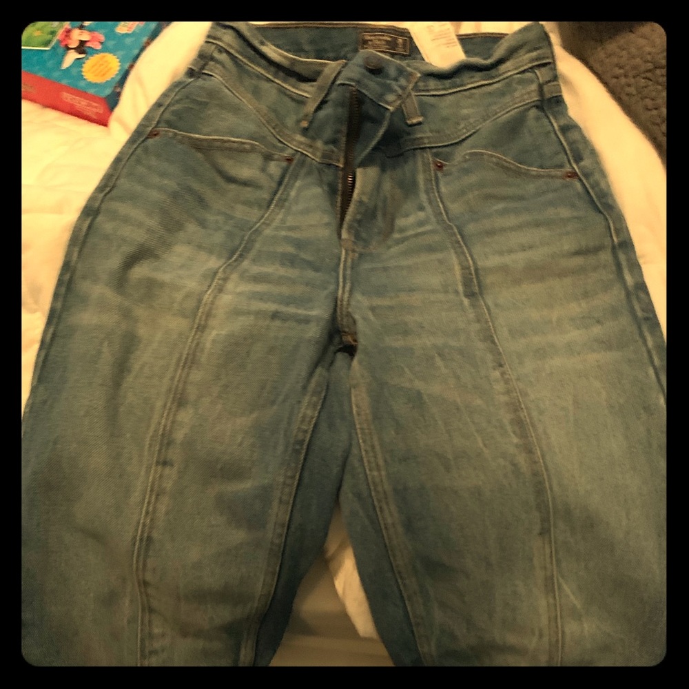 ULTRA HIGH RISE RELAXED MOM JEANS
Rigid